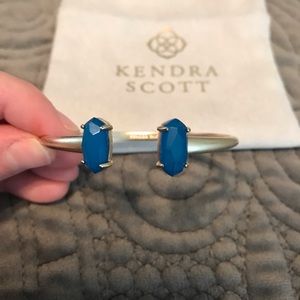 Kendra Scott Edie pinch bracelet in gold with navy cats eye stone!